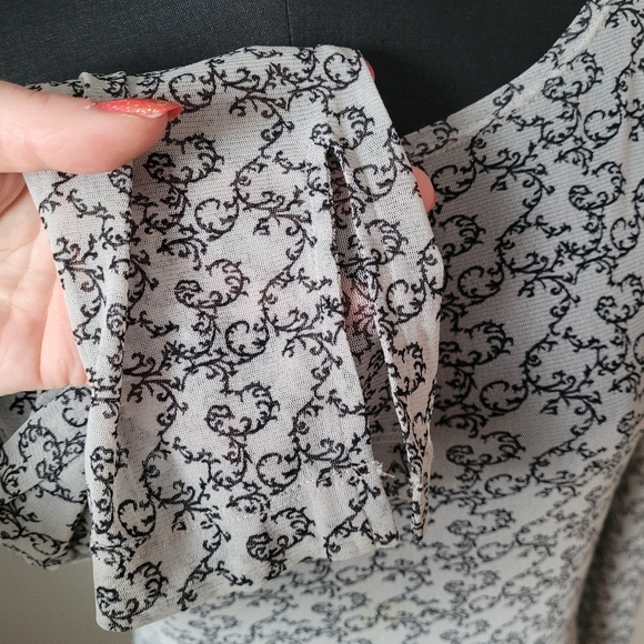 Mesh filigree vine print long sleeve top - Picture 2 of 10
